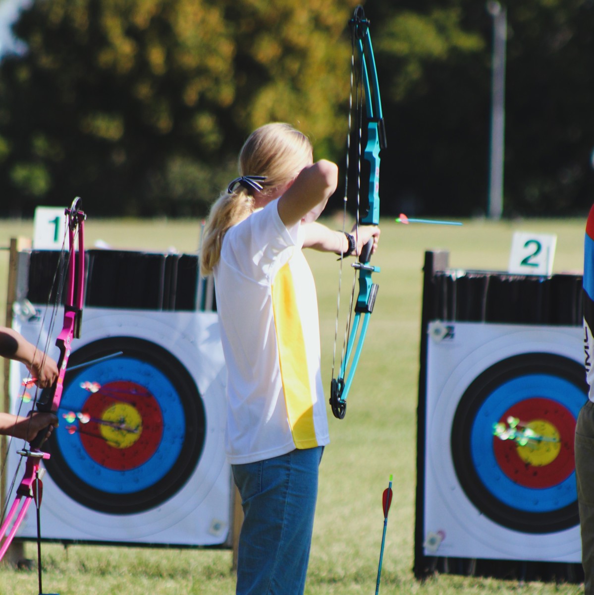 image_small_IMG_3015 Gabriella Lourens aiming her bow during an archery competition